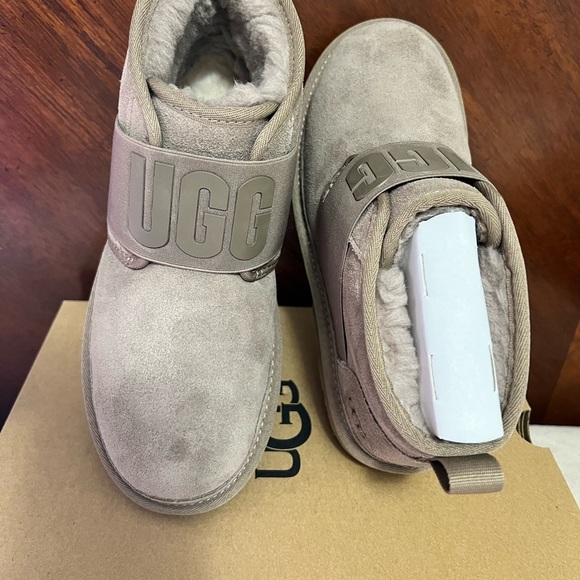 - Uggs Women - Picture 4 of 5